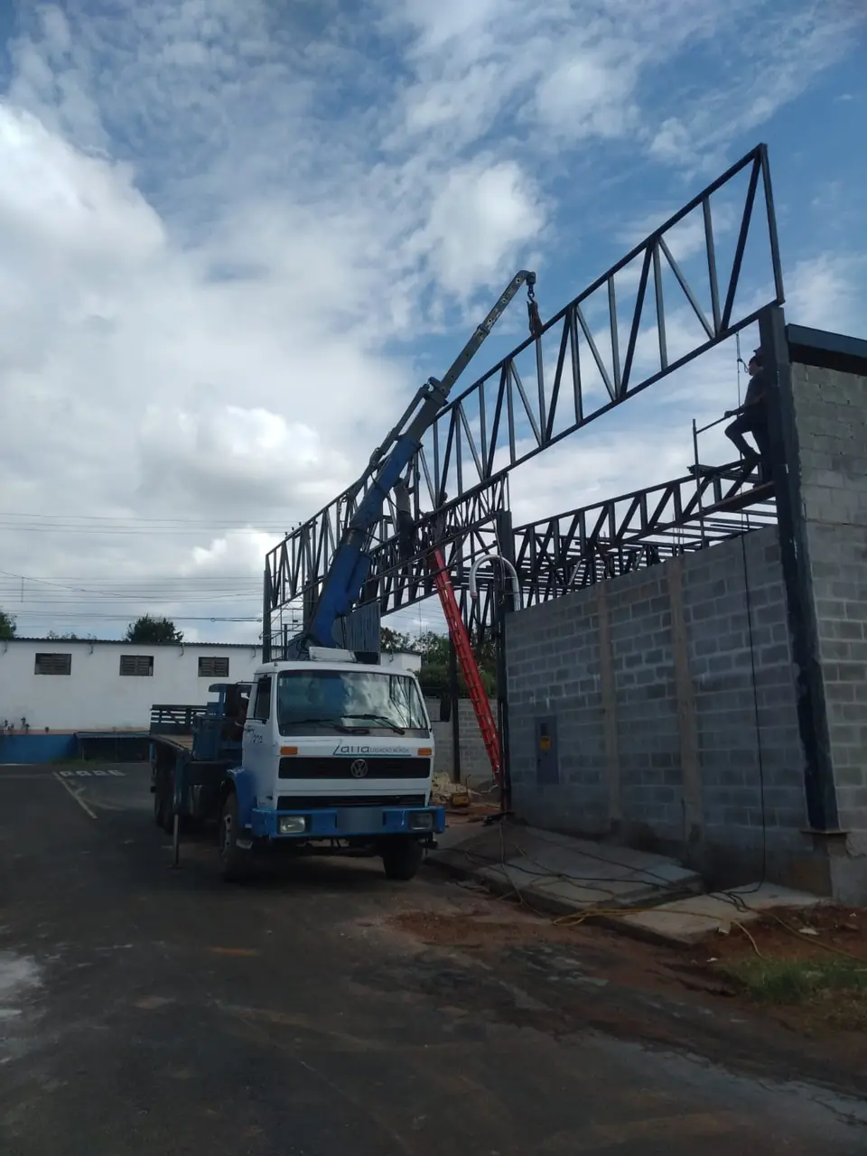Caminhão munck da Zana içando treliça de estrutura metálica para cobertura